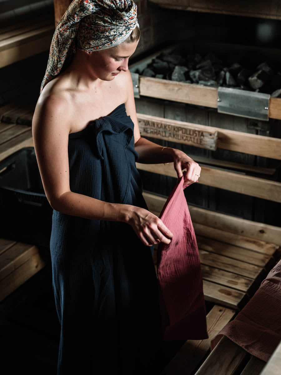 Iso Retkipyyhe Dark grey, kevyt ja suurikokoinen pyyhe aikuiselle, rantapyyhkeeksi tai picnic-alustaksi.