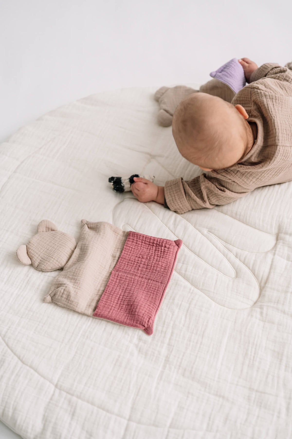 SMALL_Leikkimatto-48_1.jpg [Leikkimatto Ivory, Uninalle Raspberry]