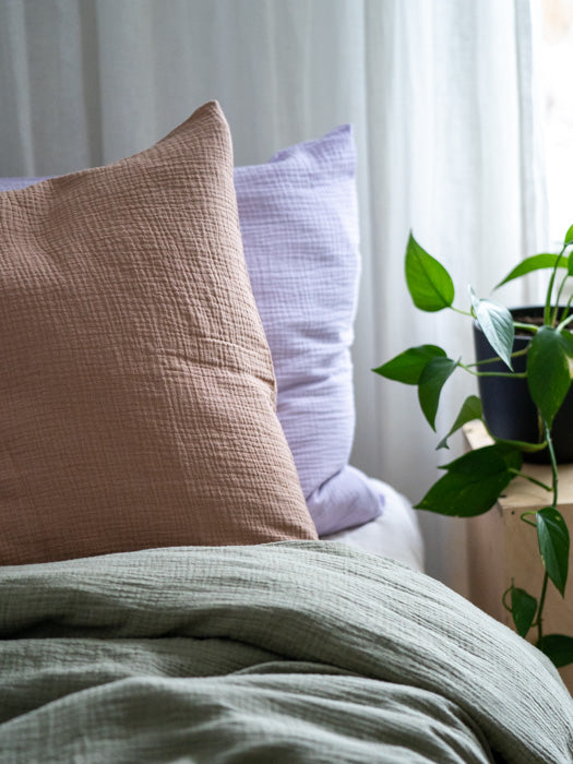 Tuotekuva_aikuisten_tyynyliina_light_lavender_cacao_3