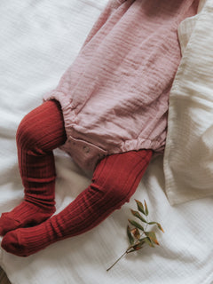 asukuva_romper_Harso_ribbisukkahousut_syliharsoviltti [old rose, marsala sukkahousut]