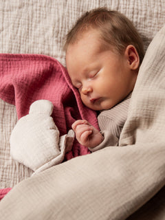 asukuva_vauvanpussilakanat_light_beige_uninalle_harso_raspberry