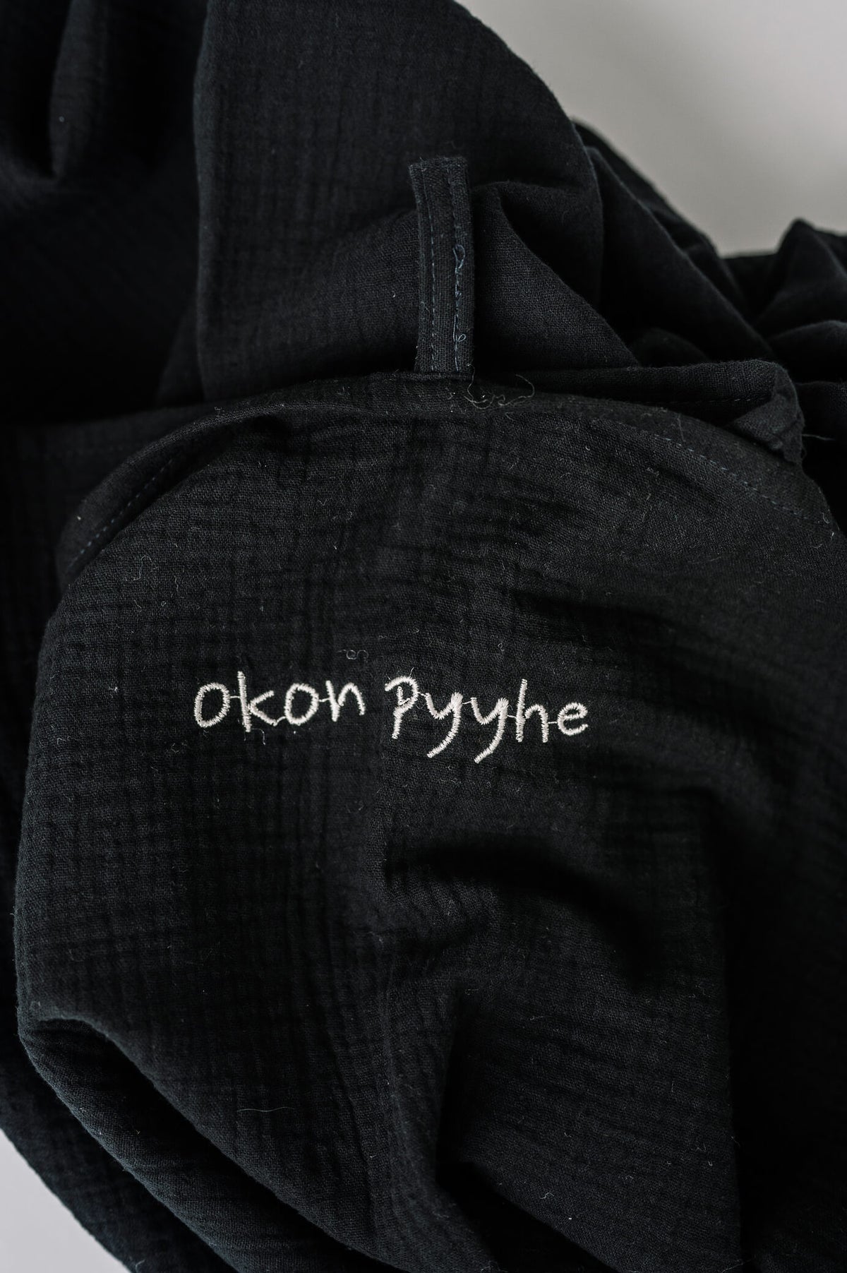 brodeeraus_retkipyyhe_black [fontti 1 - valkoinen]